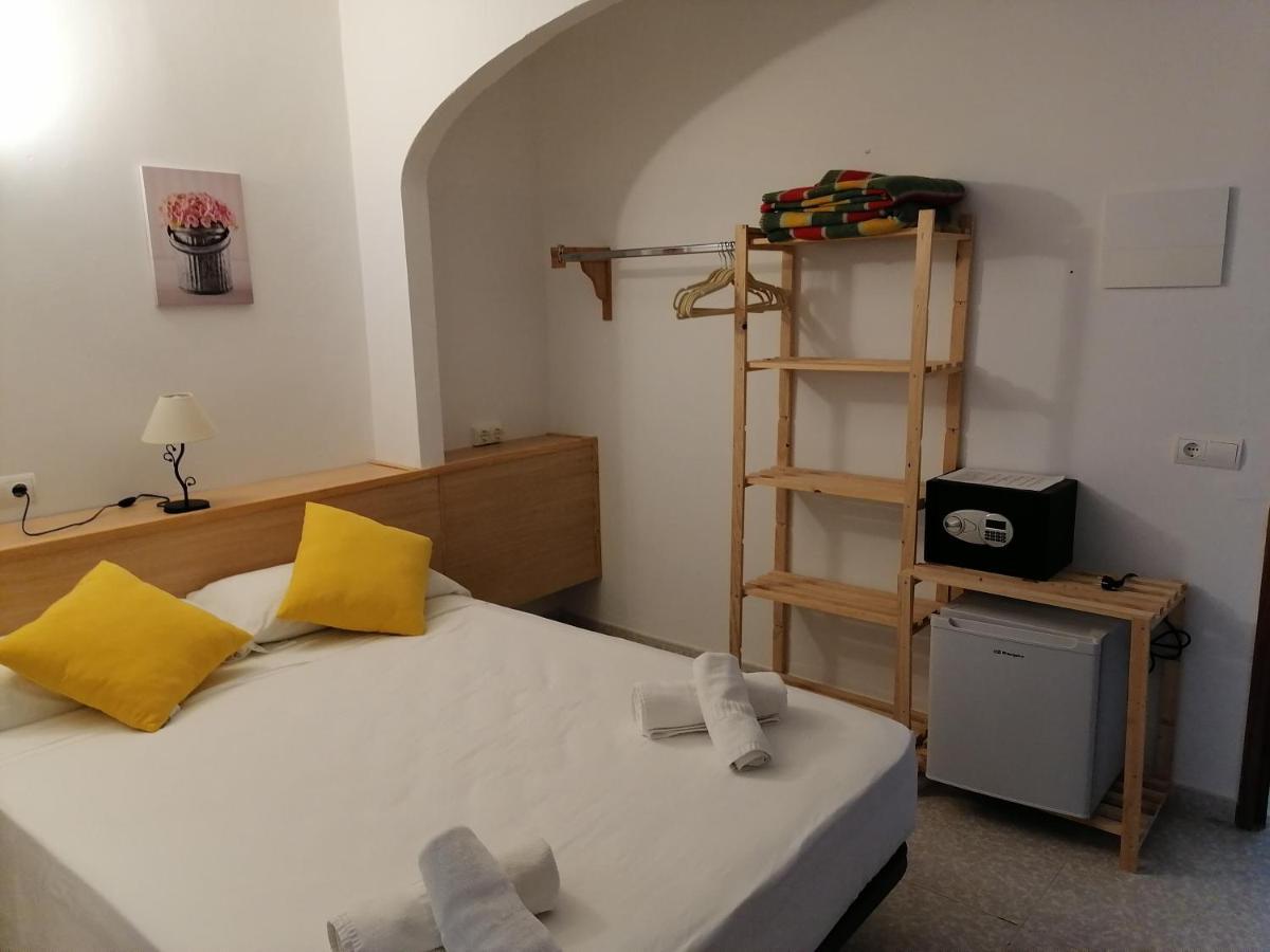 Hostal Pepe Сан Феран де сес Рокес Екстериор снимка