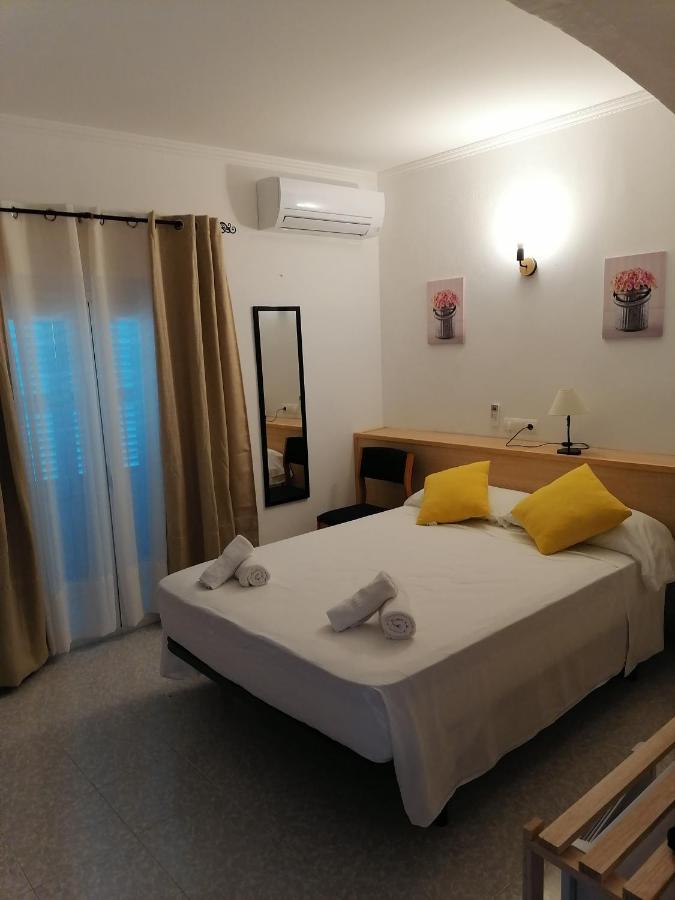 Hostal Pepe Сан Феран де сес Рокес Екстериор снимка