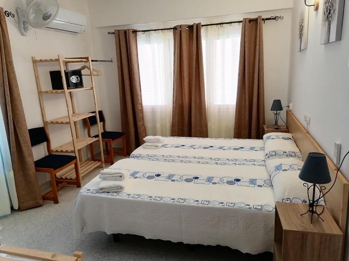 Hostal Pepe Сан Феран де сес Рокес Екстериор снимка